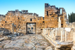 ruins_of_appollo_temple_with_fortress_at_back_in_ancient_corinth_peloponnese